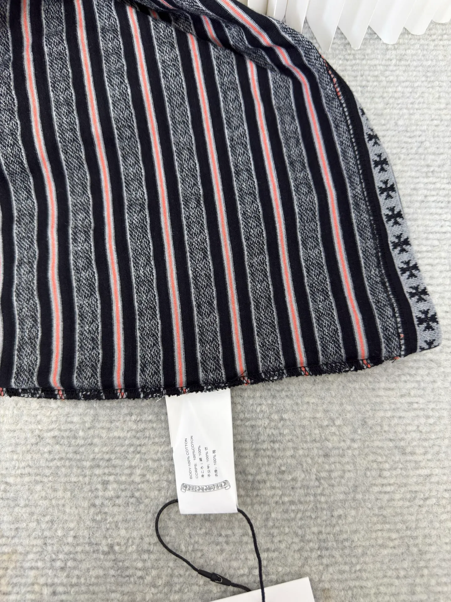 P370 Chrome Hearts cross-stripe POLO long sleeves. The minimum ordering requirement is one thousand meters for yarn-dyed fabrics. The cost is expensive. The embroidery uses imported Tajima embroidery machines. The collar leather tag is made of imported lambskin. The hardware is made of real antique silver. The cost is extremely expensive. Size S M L